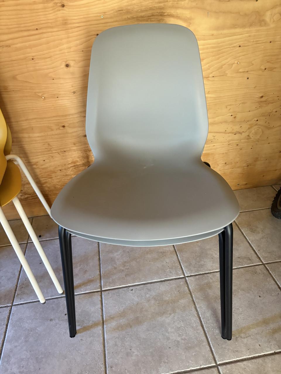GRATIS 2 gele en 2 grijze stoelen