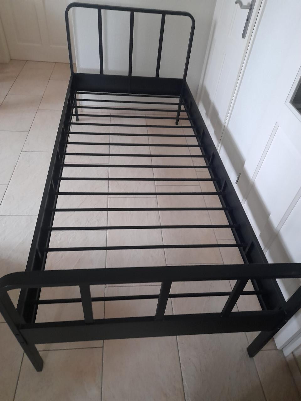 Zwart metalen 1 persoon bed 90 x 200 (z.g.a.n.)