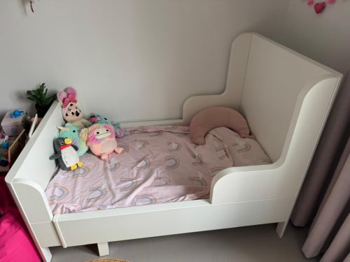 Compleet wit meegroeibed/ kinderbed Busunge incl accessoires!