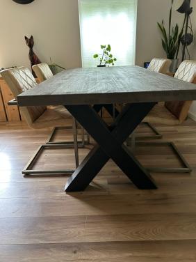 Massief houten eettafel en salontafel in zeer goede staat