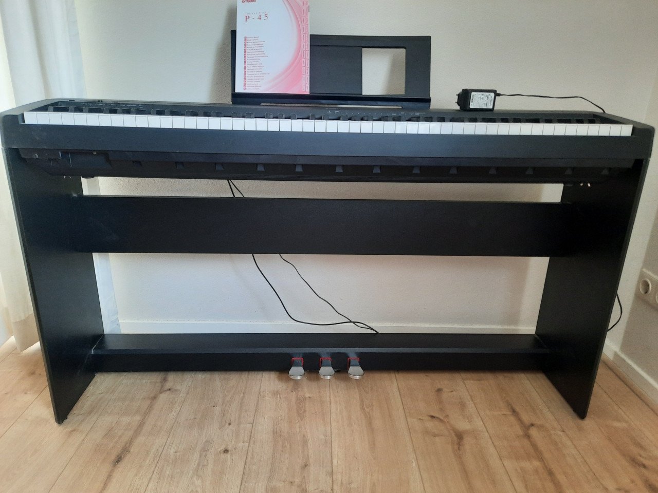 Yamaha P-45 digitale piano inclusief onderstel en verstelbare kruk zgan