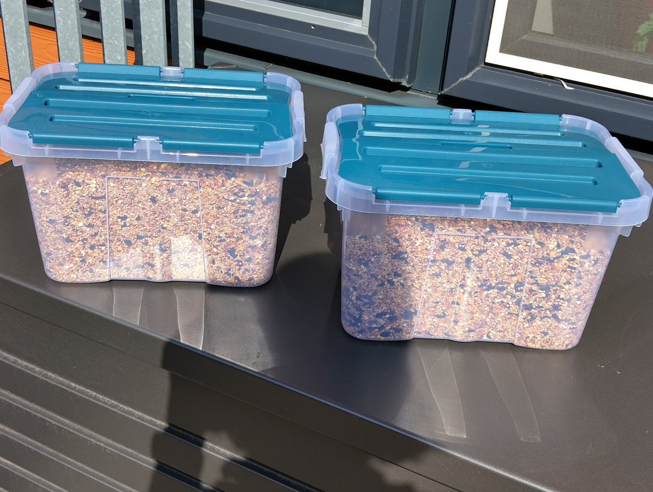 VOERKOOI VOOR VOGELS voor buiten met opvangbak en voer.