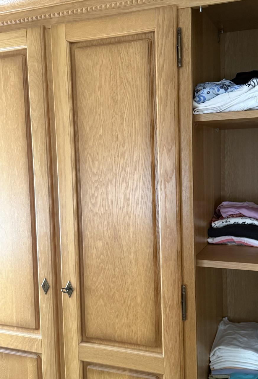 Hele mooie Eikenhouten Kledingkast. ( behorende bij slaapkamer)
