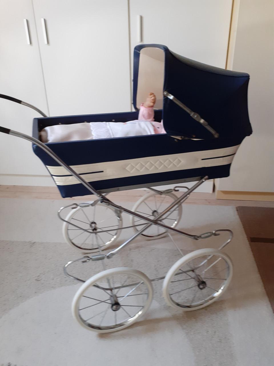 Vintage poppenwagen Gratis