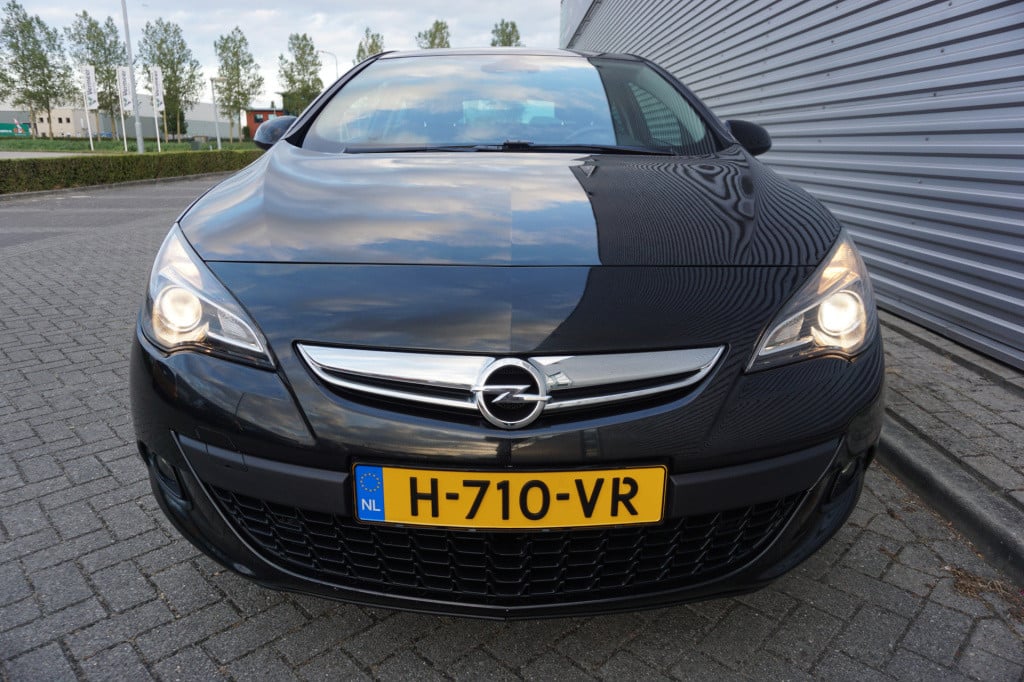 Opel Astra gtc 1.4 turbo sport airco / cruise / parkeers. / lm velgen / tre