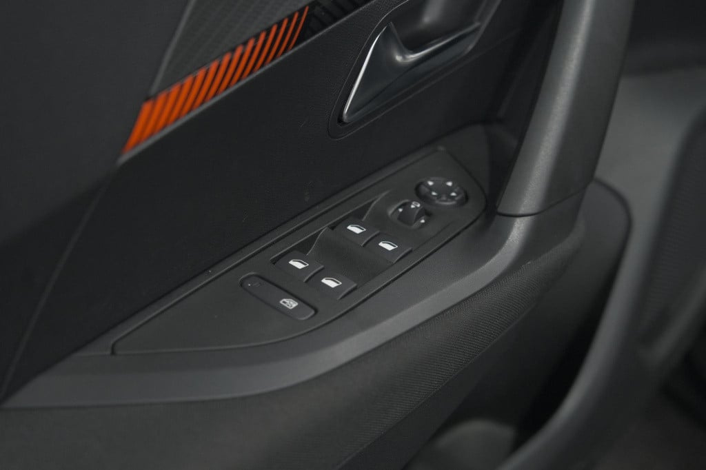 Peugeot E-2008 ev active pack 50 kwh | camera | navigatie | parkeersensoren