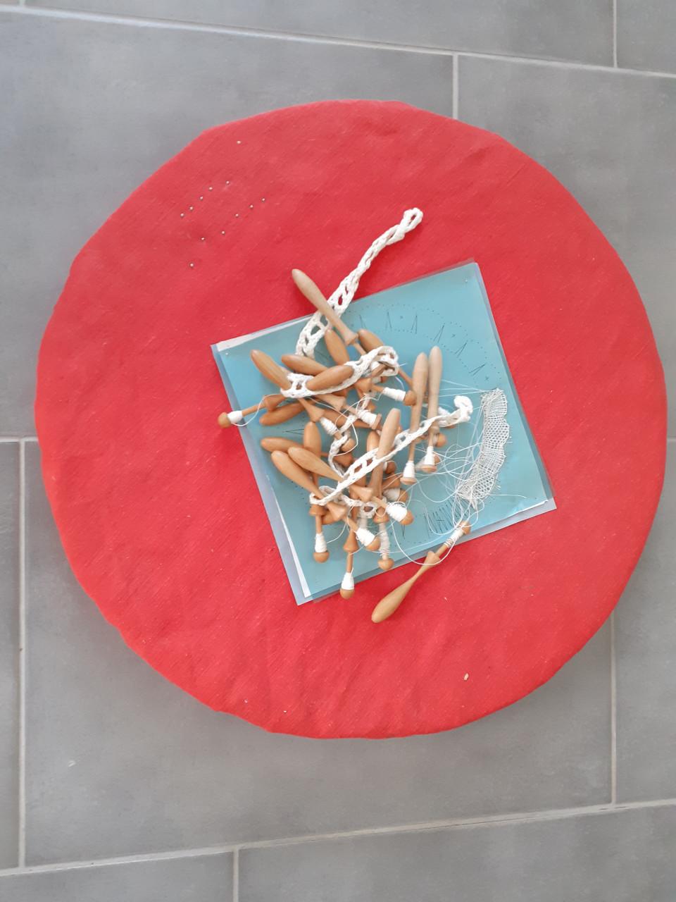 Kantkloskussen met klosjes en boek