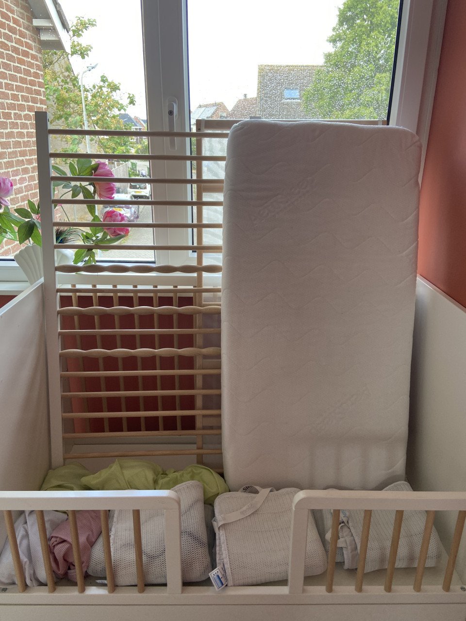 Te koop baby bedje met lade + aerosleep matras en toebehoren