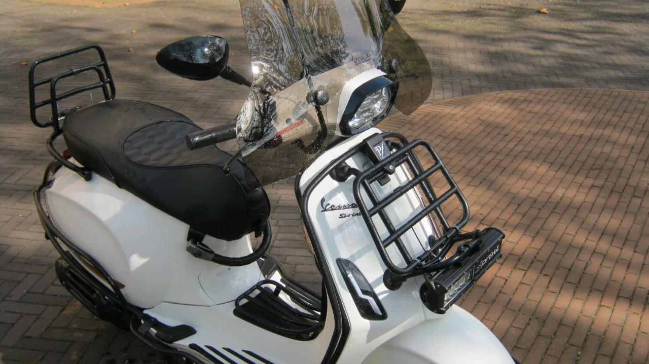TE KOOP VESPA SPRINT IGET UIT NOVEMBER 2021  VOOR 2950 EURO