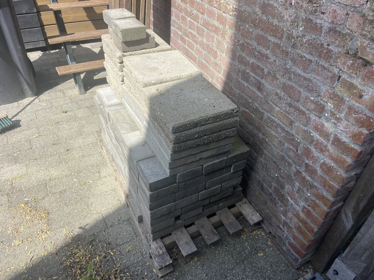 Gratis pallet met stenen af te halen