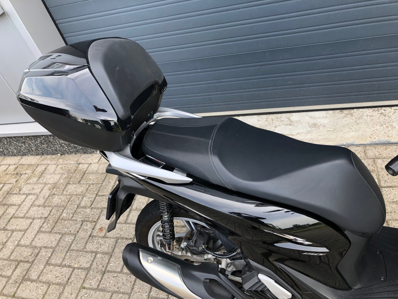 Als nieuwe Honda SH150i ABS uit 2020, nog geen 1600 km!!, topkoffer €3700,-