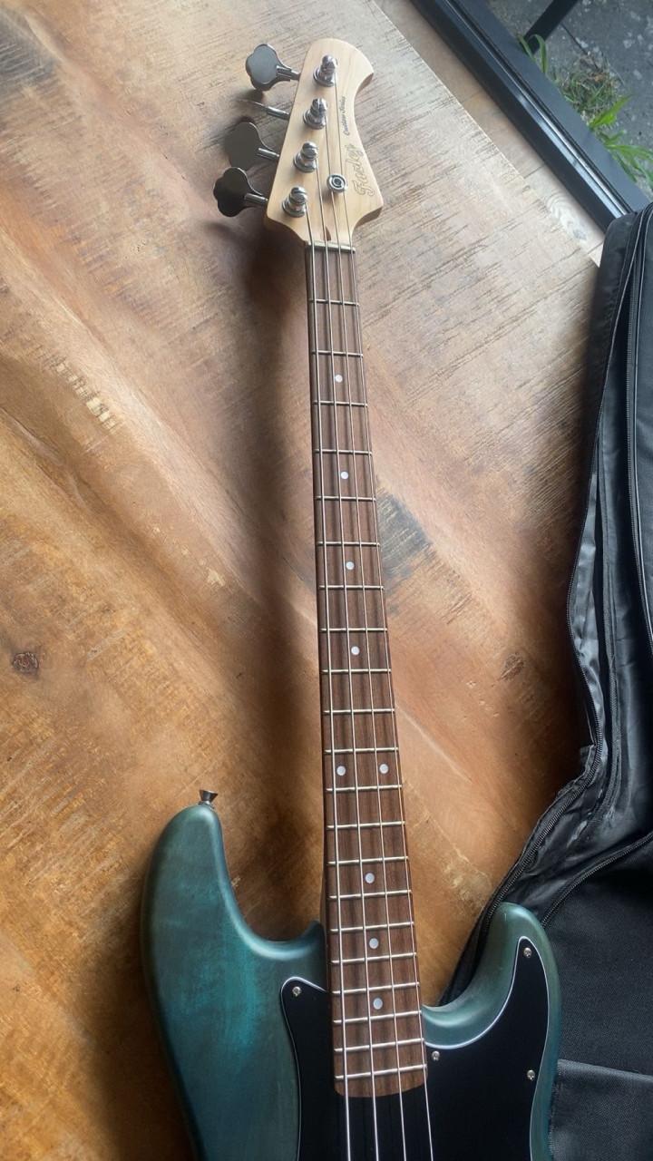 Fazley Outlaw Peacemaker Basic Blue  elektrische basgitaar met gigbag
