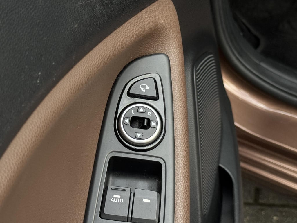 Hyundai I 20 1.2 hp i-motion premium | panoramadak | cruise & climate contr