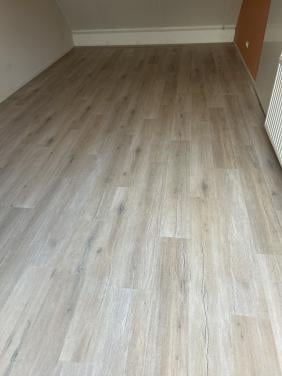 Laminaat licht met grijstinten v groef plinten en ondervloer
