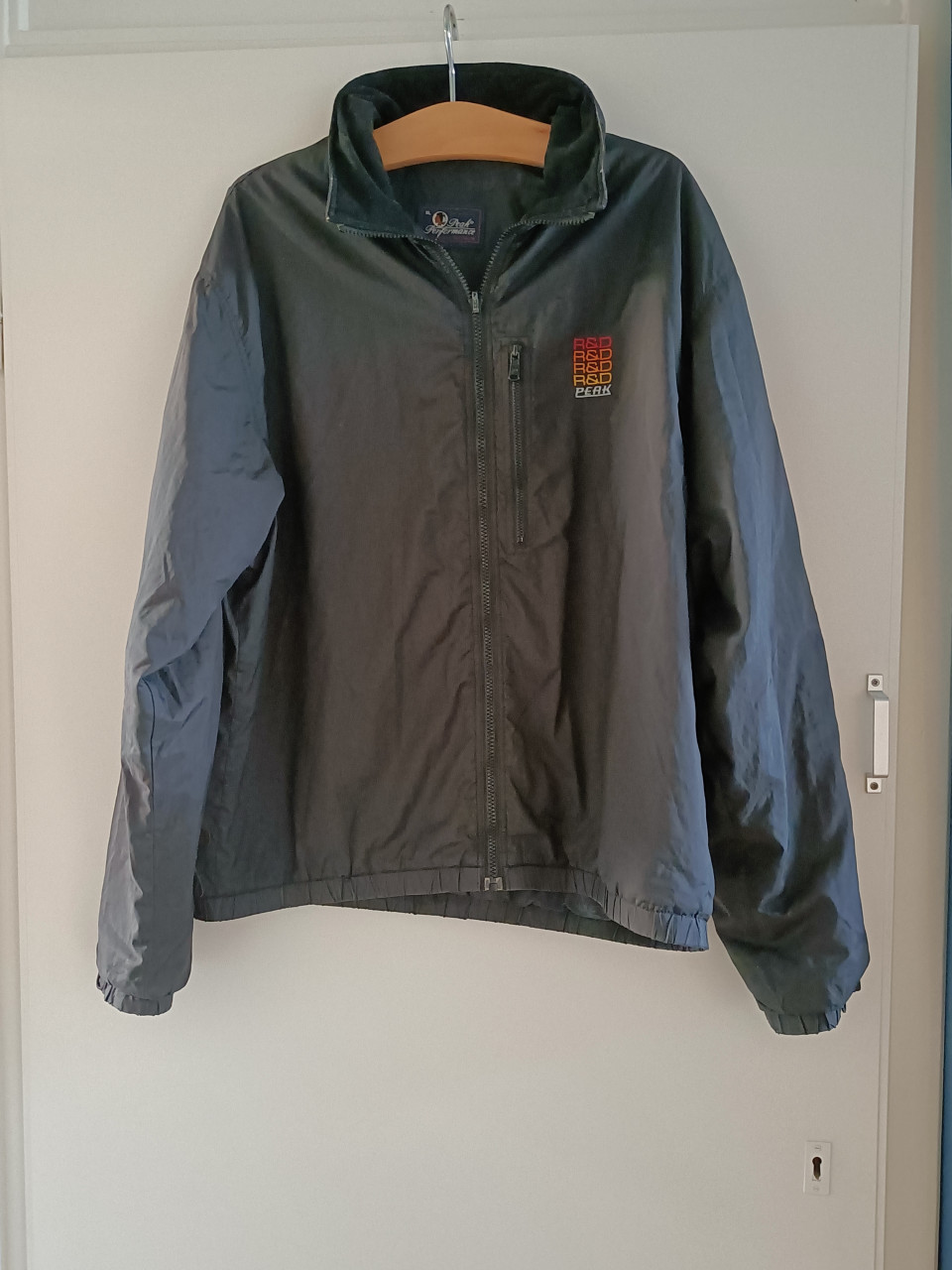 Zwarte heren zomer jas, gladde stof. Merk Peak Performance. Maat XL.