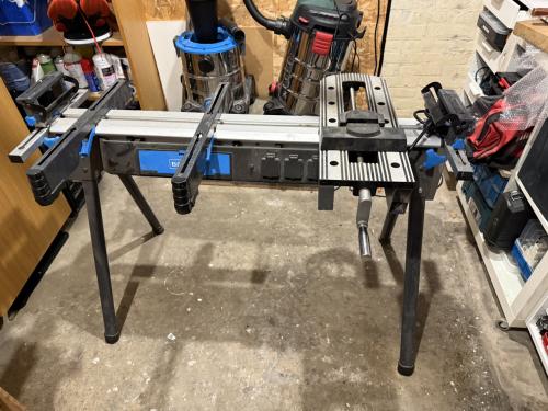 Afkortzaag onderstel (met stekkerdoos en bankschroef)