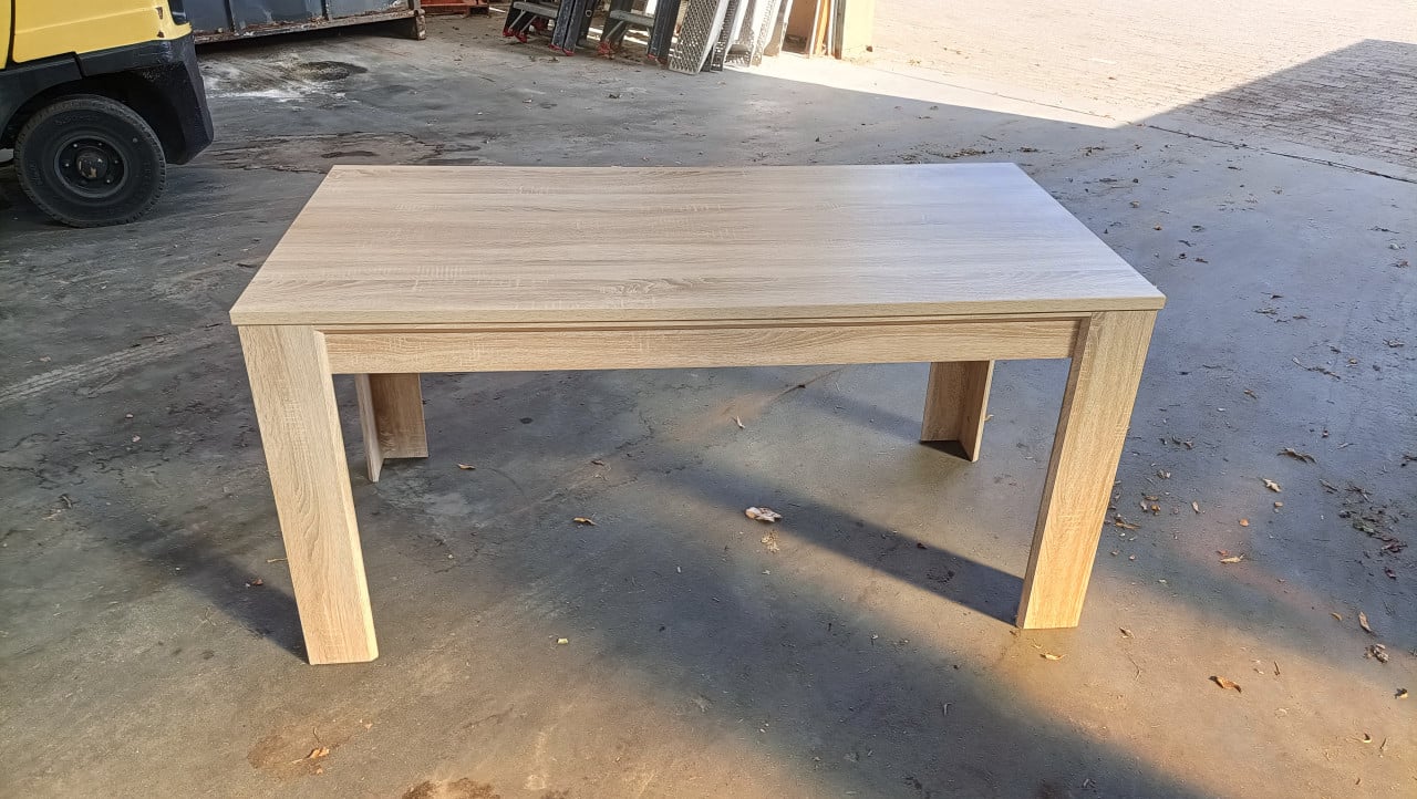 Mooie stevige houten (fineer) eettafel. Maten 160 x 80 cm. Hoogte 78 cm.