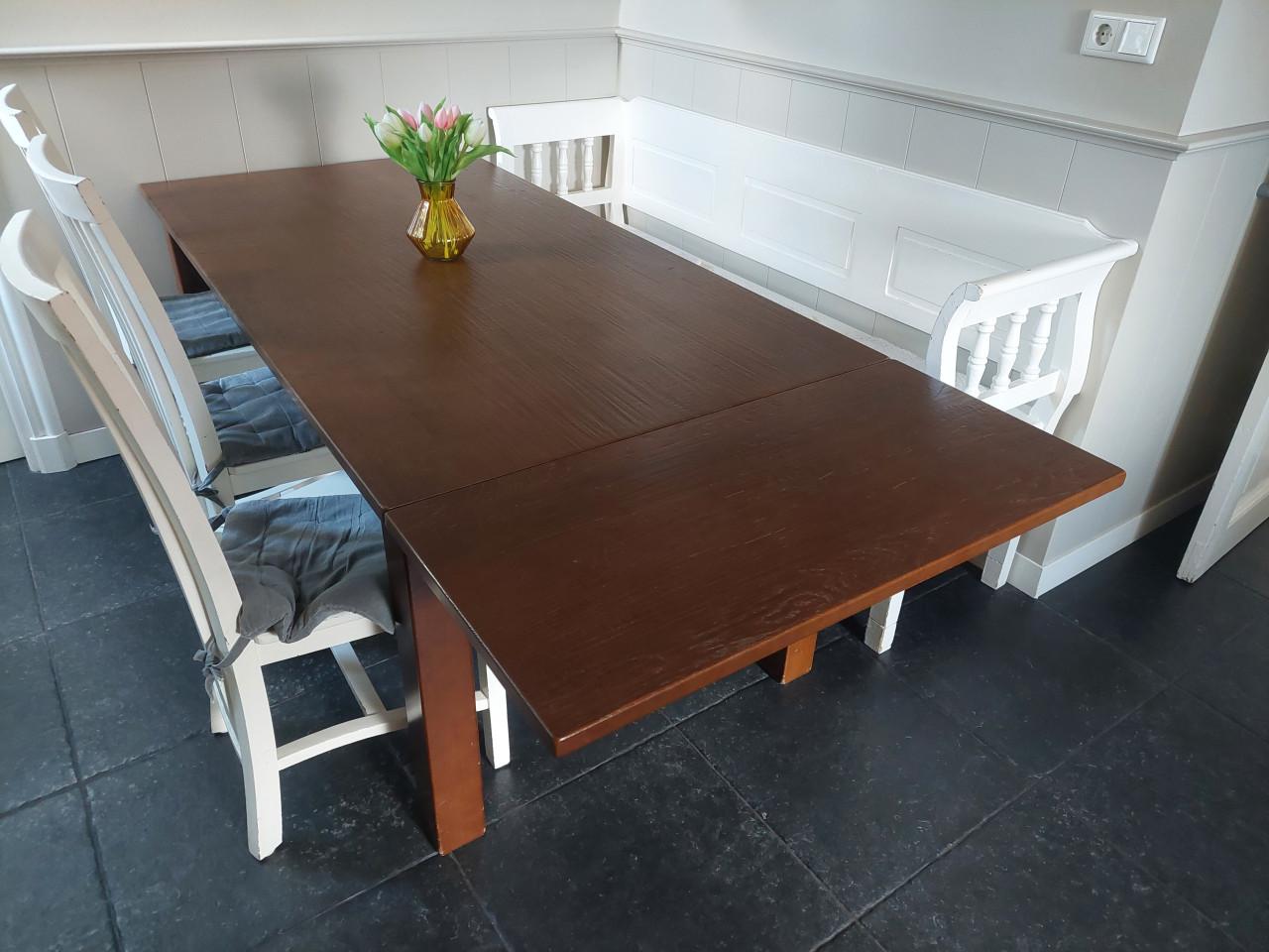 Prachtige eiken eetkamertafel met aansteekblad, stoelen en klepbank