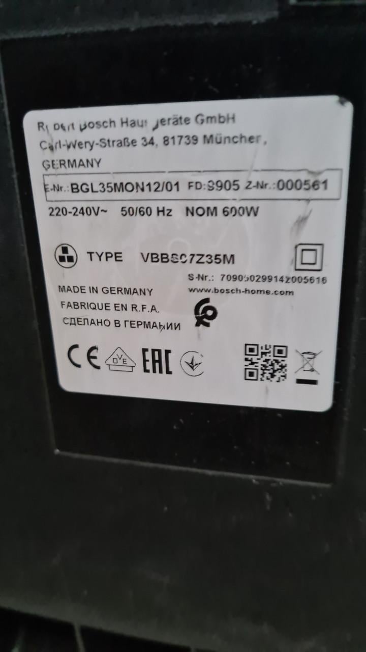 Stofzuiger merk BOSCH-220V-600W in zeer goed staat-compleet