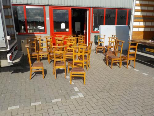 Bidstoeltjes in goede staat per stuk 10 euro 6 voor 50 euro