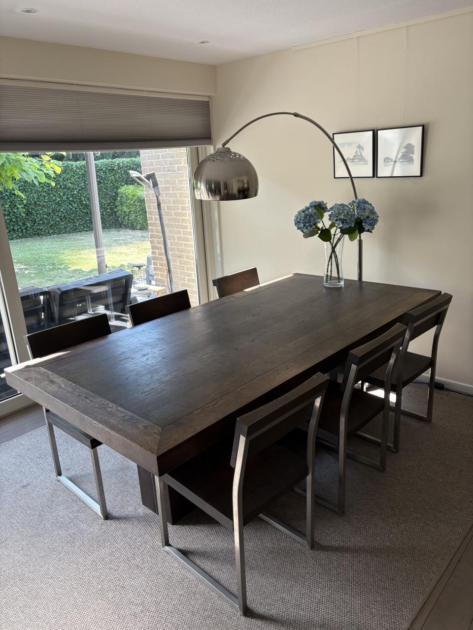 Massief eiken design tafel en 6 eiken design stoelen