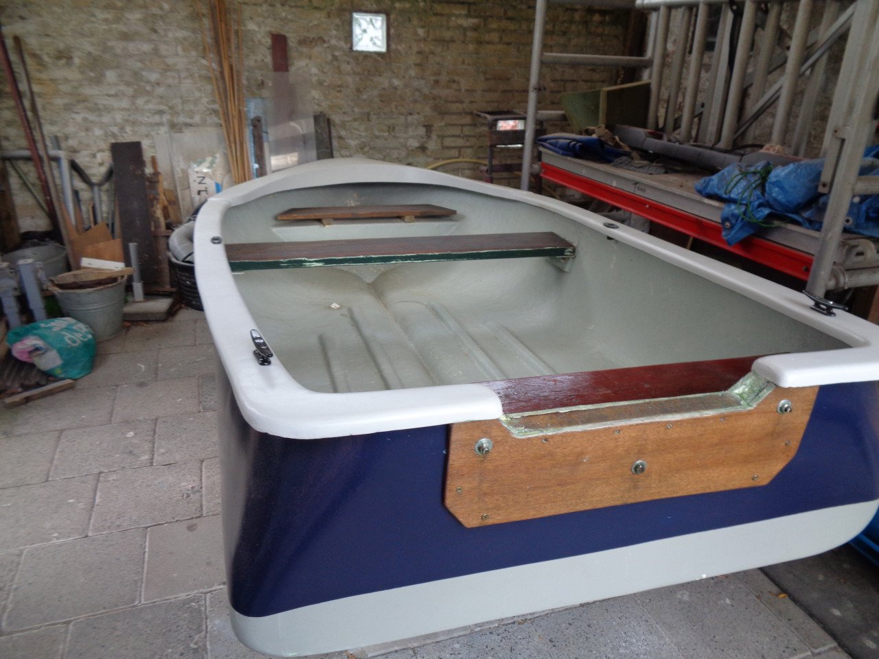 Polyester vis/roeibootje eventueel met 12v fluistermotor.