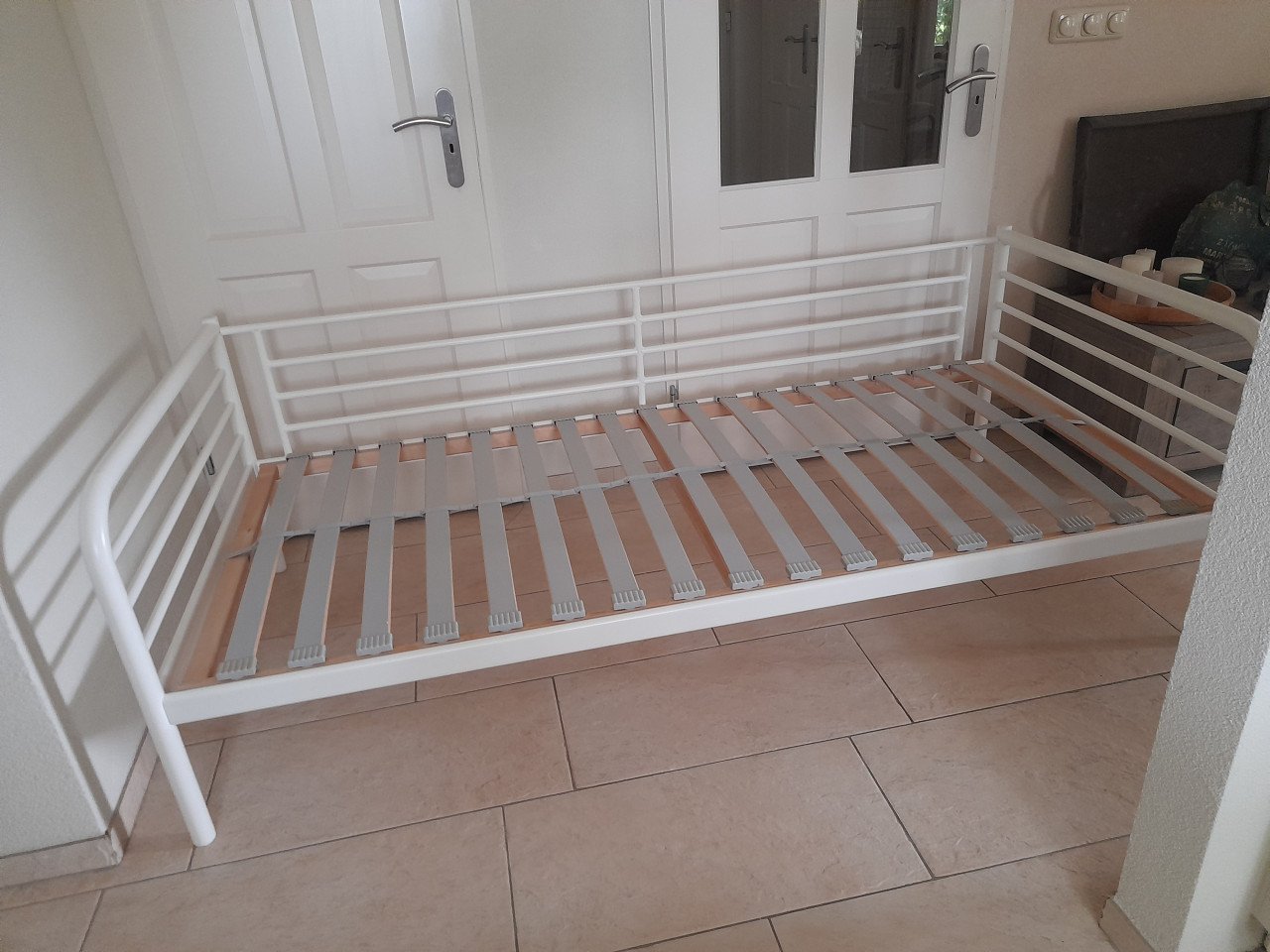 Wit metalen bed 90 x 200 ( z.g.a.n.)
