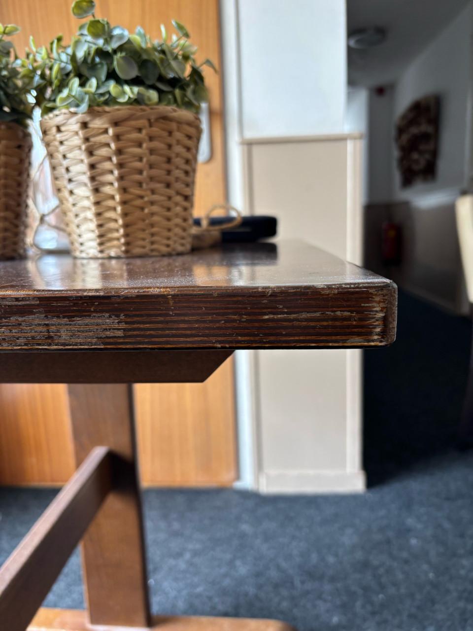 Houten tafel 70x70 en 75 cm hoog. Donkerbruin.