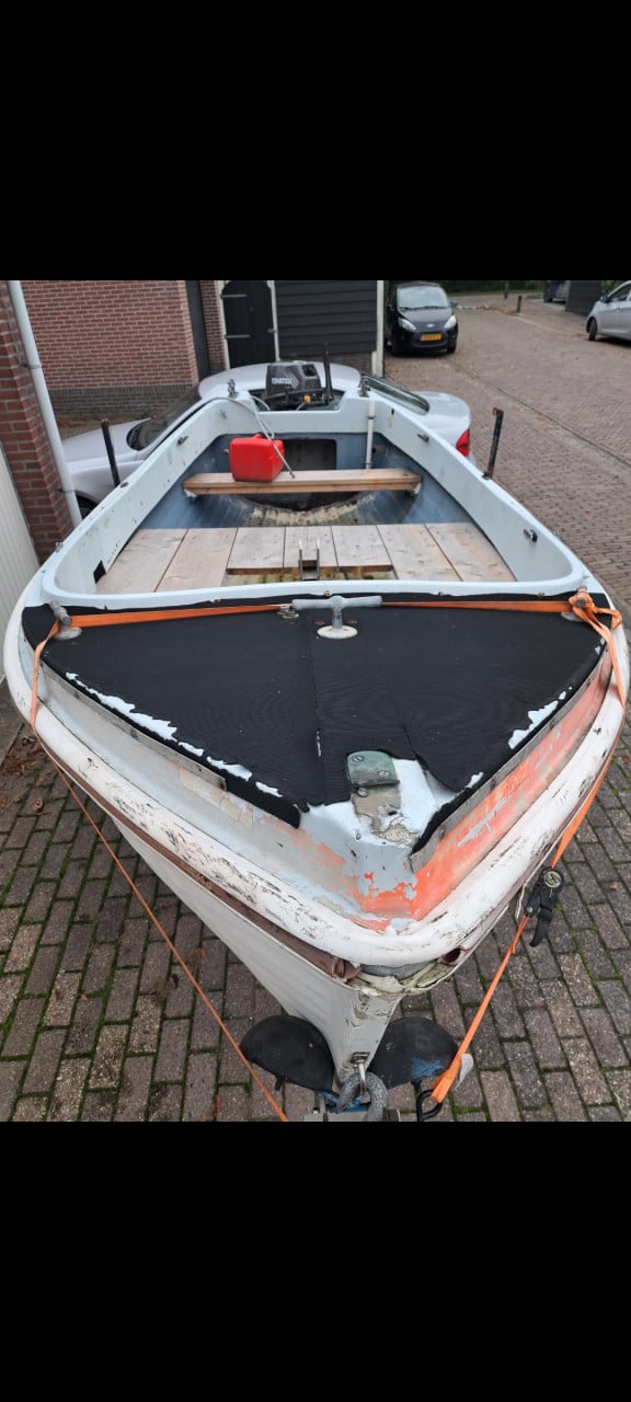 Sloep met trailer en motor