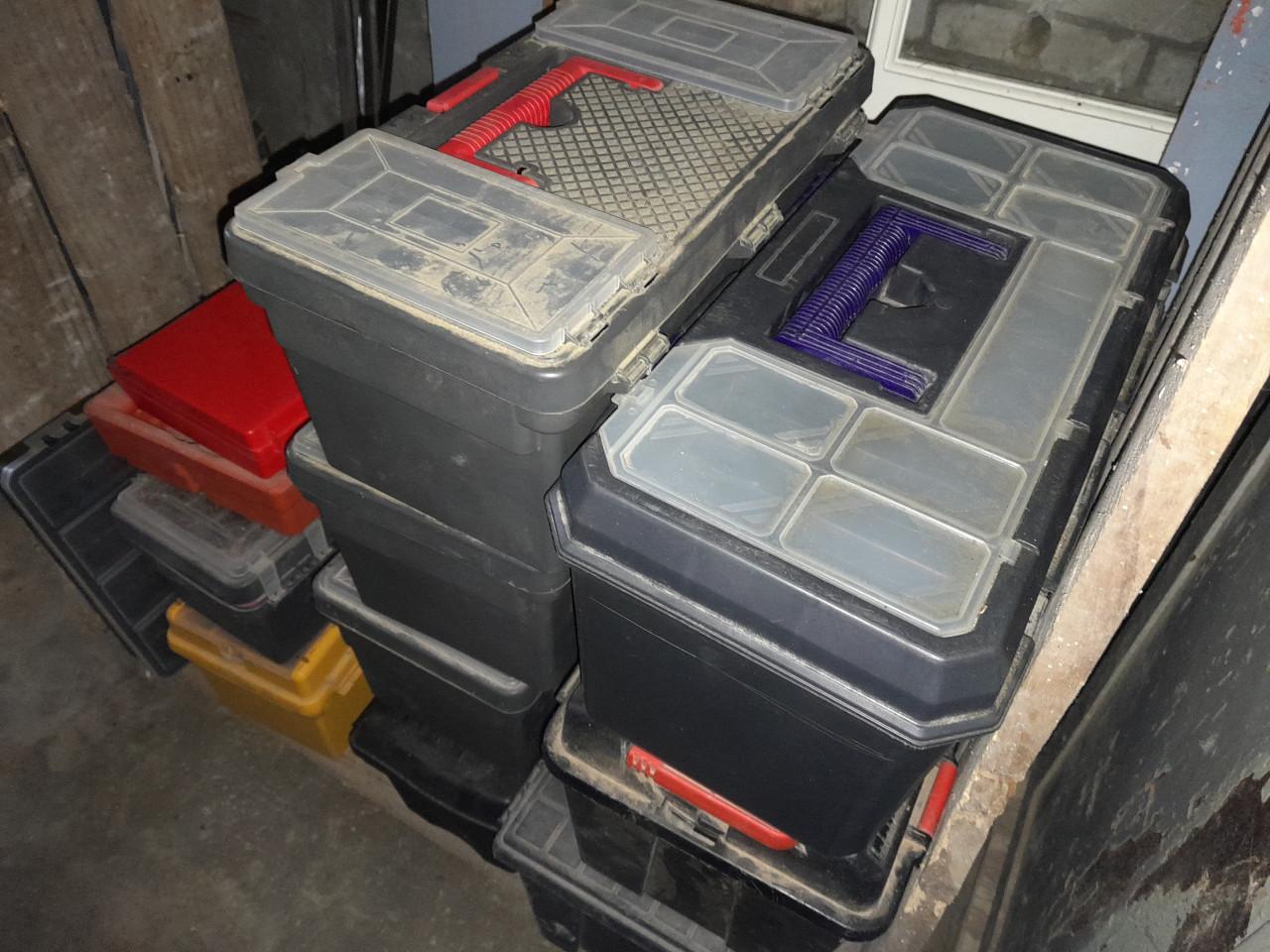 Partij div kunststof hobby koffers en opberg dozen met vakverdeling