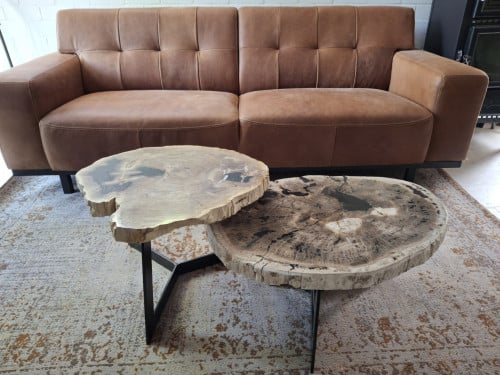 SALONTAFELTJES MET EEN BLAD VAN VERSTEEND HOUT