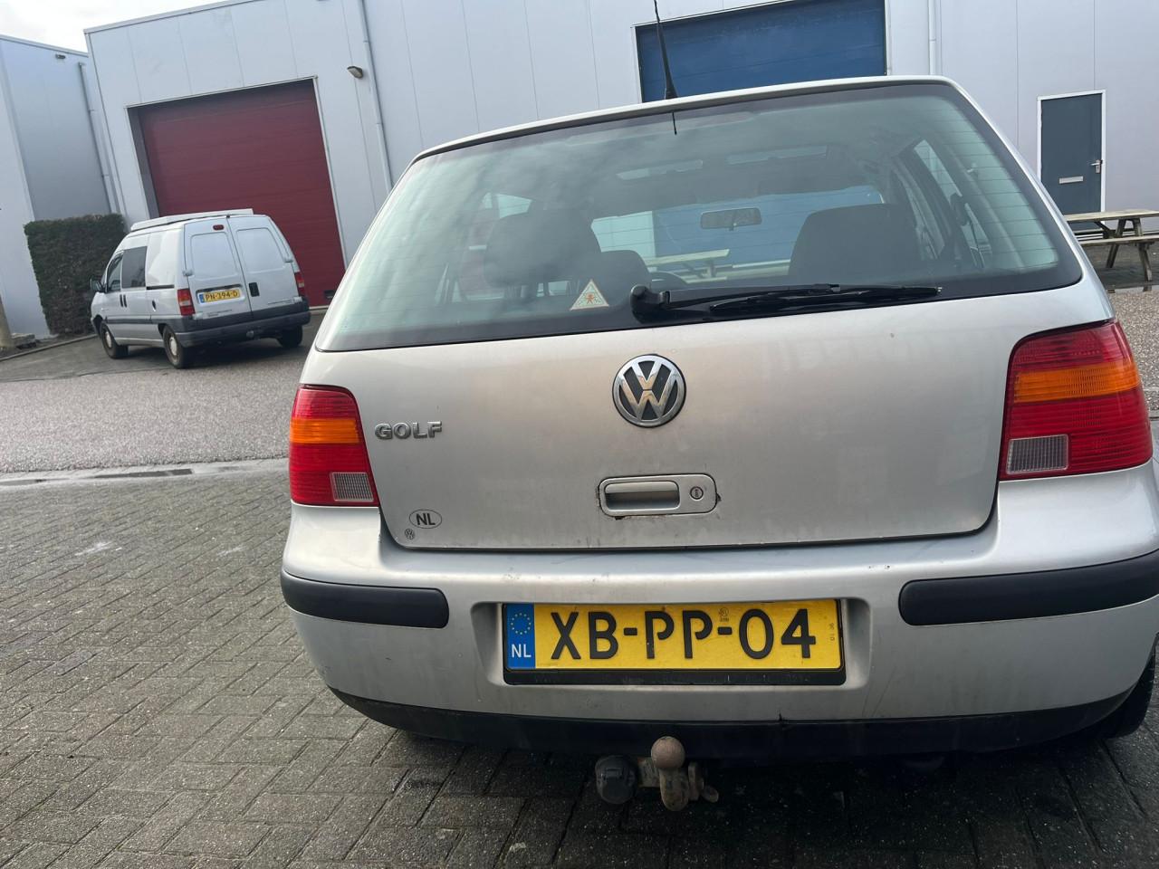 Volkswagen Golf 1.6 Trendline AUTOMAAT, dakraam, trekhaak, goed onderhouden