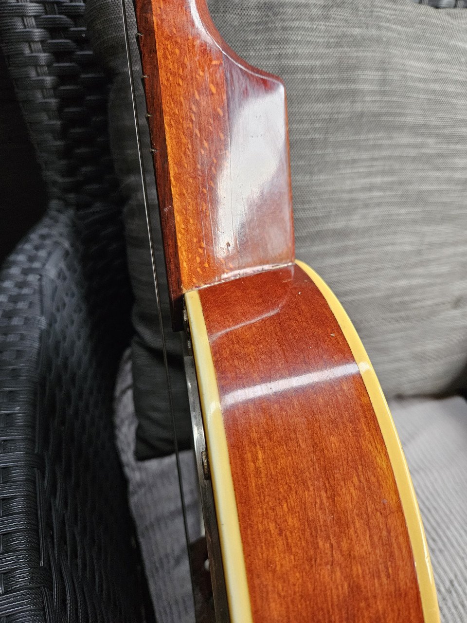 Prachtig vintage massief houten banjo met 6 snaren....