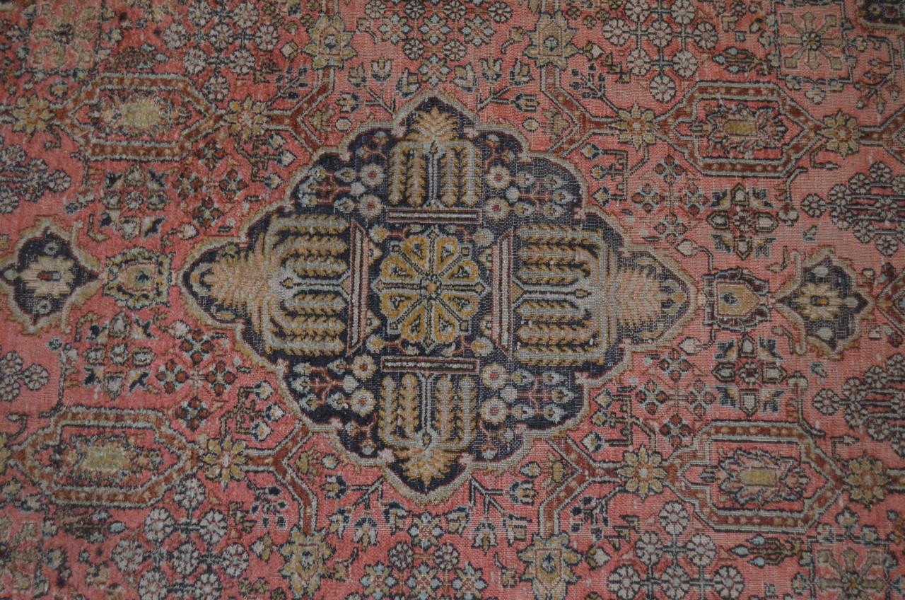 Klein Perzisch tapijt, ook deze kan niet echt vliegen.......