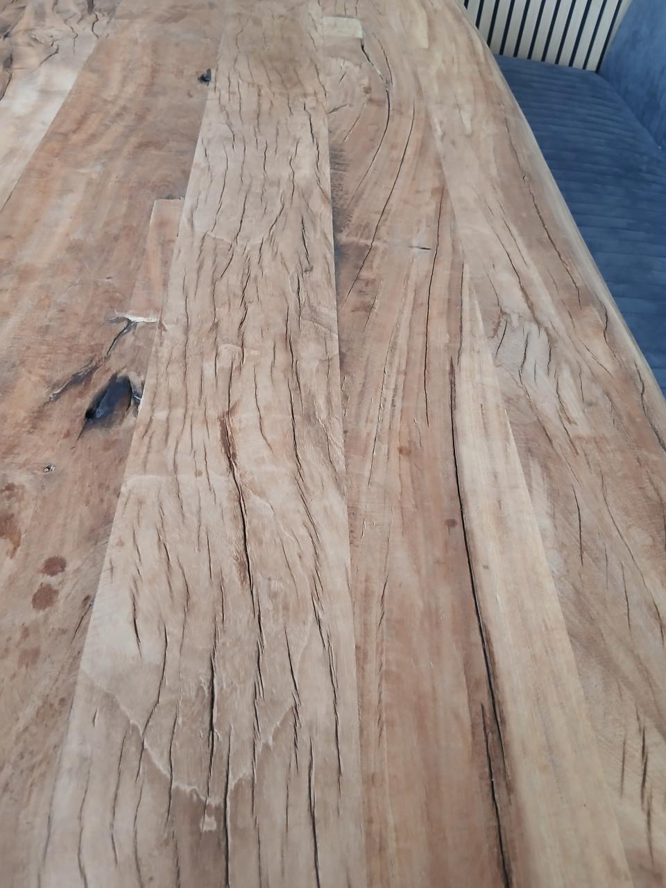 Eetkamertafel met robuust acacia hout blad