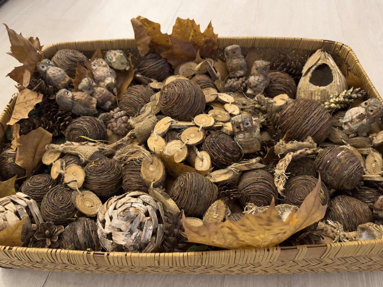 Kerstboom decoratie van natuurlijke materialen