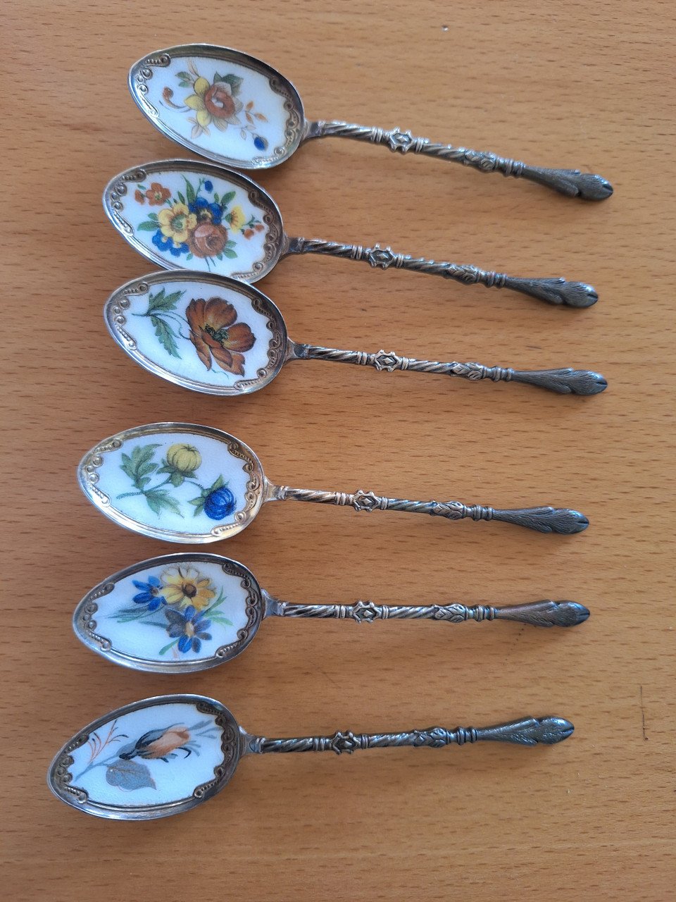 6 Royal Albert lepeltjes met emaille bloem