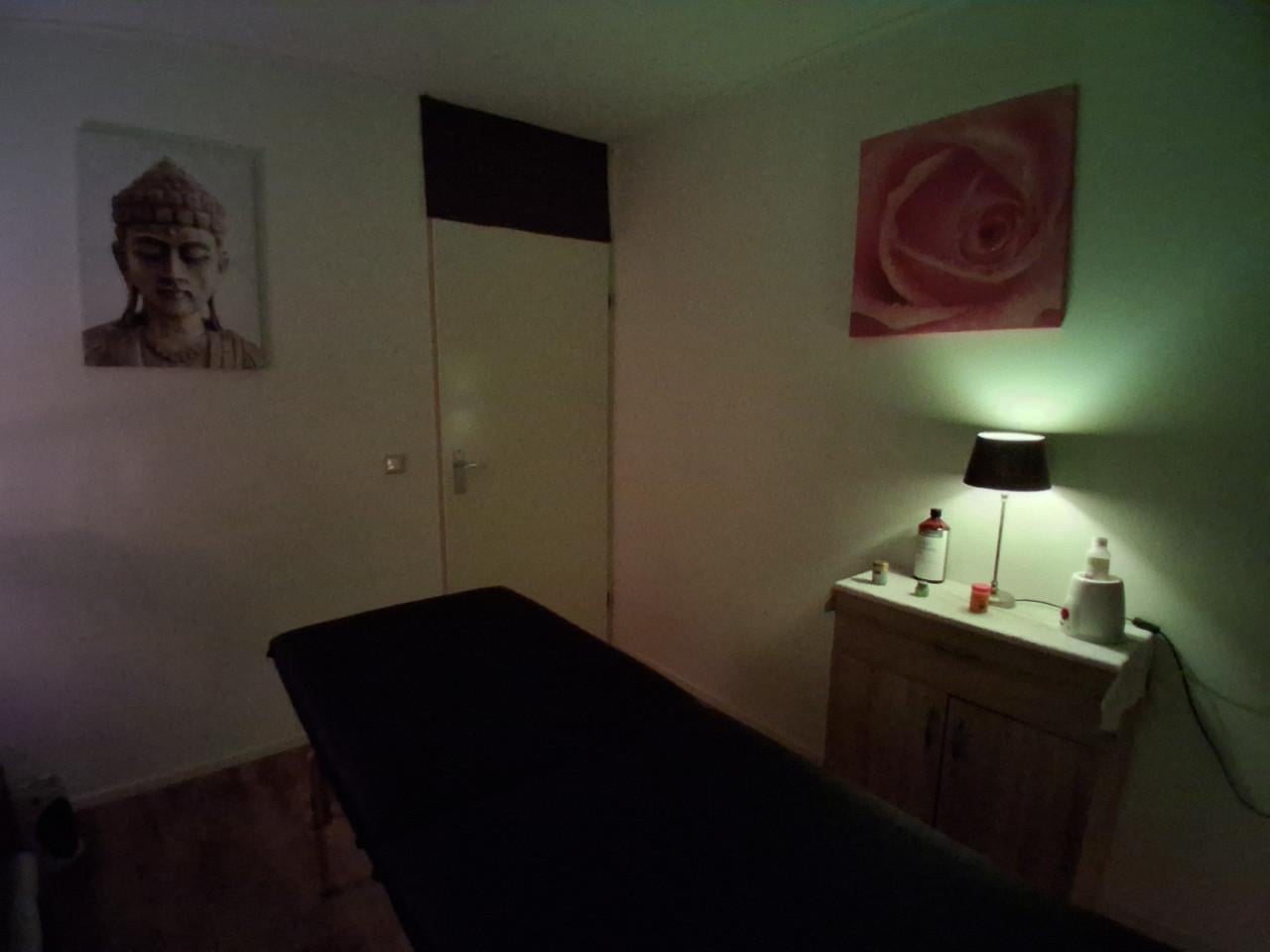 Ontspanningsmassage voor vrouwen door senior masseur