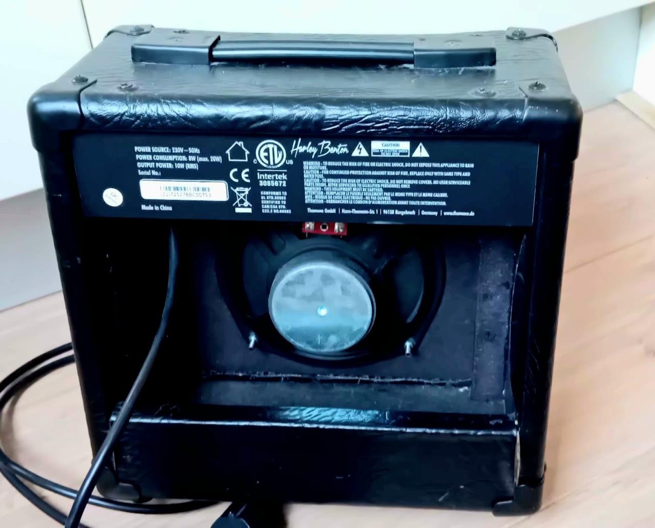 Harley Benton HB-10G gitaar versterker.