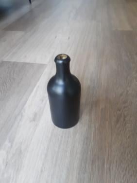 Zwarte stenen kruikjes