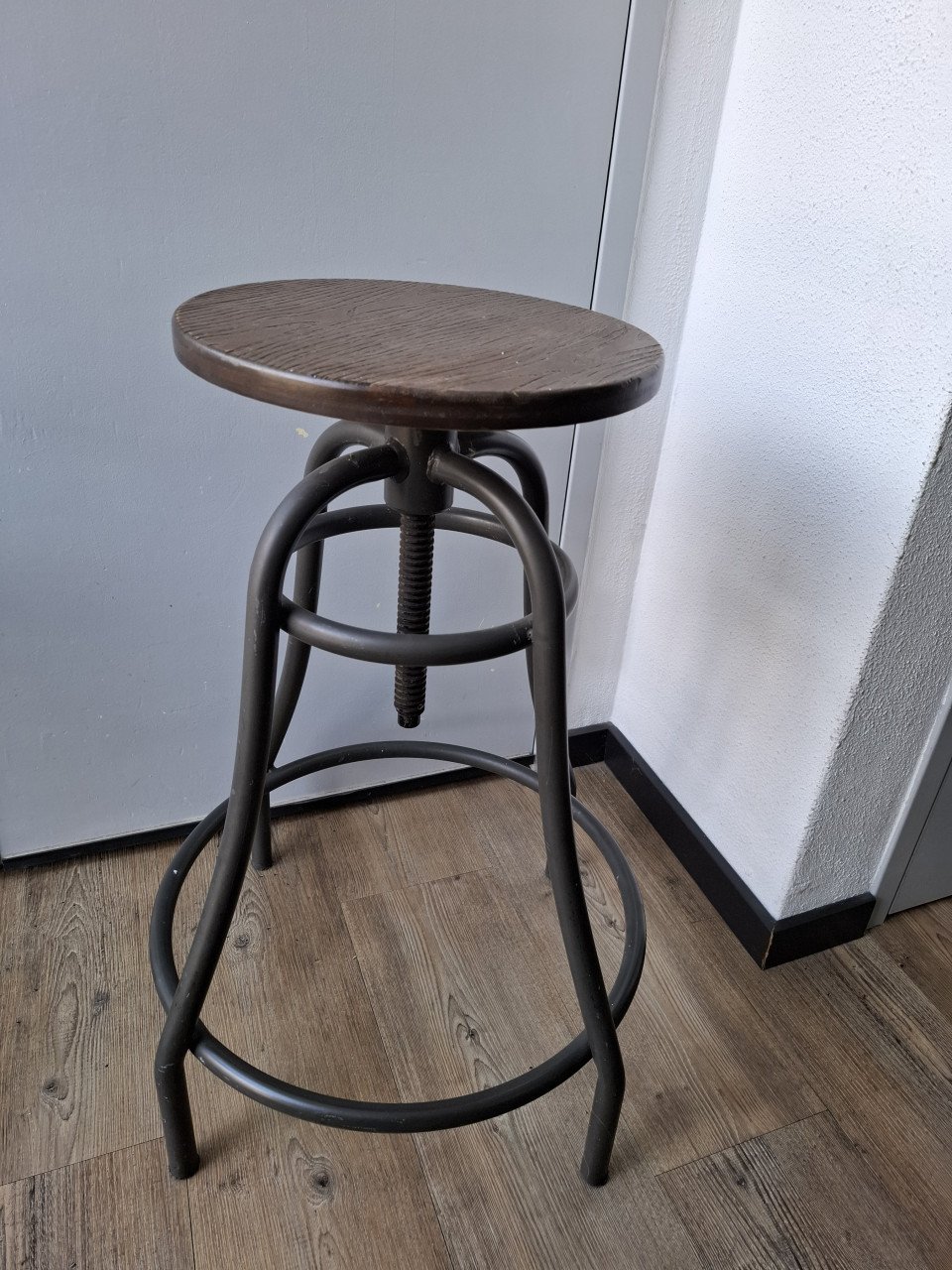 Drie industriële krukken
