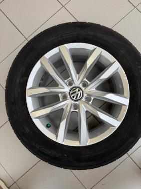 VW transporter velgen met versleten banden