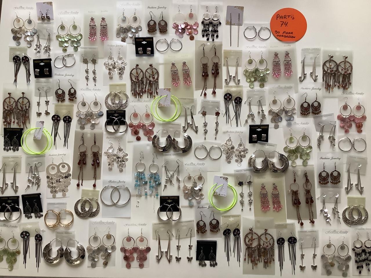 **** partij nieuwe oorbellen voor bodemprijsje *****(p-74)