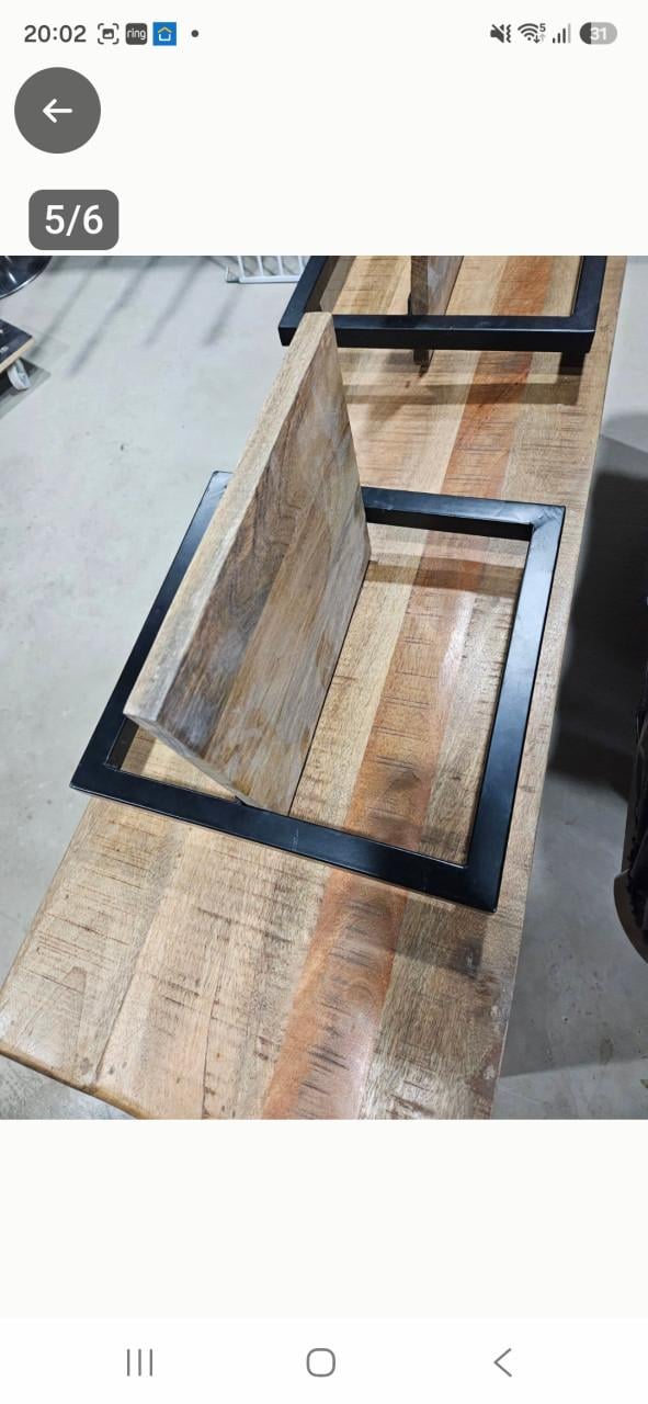 Prachtig mangohouten tv-meubel met afmetingen 140x40x55cm (bxdxh).