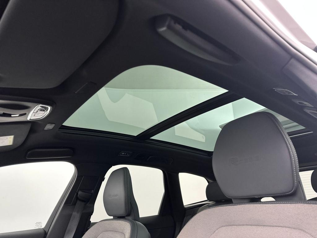 Volvo XC60 b5 264pk r-design| pano| camera| stoelverwarming| trekhaak