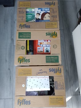 3 dozen rommelmarkt spullen(gratis radio!)