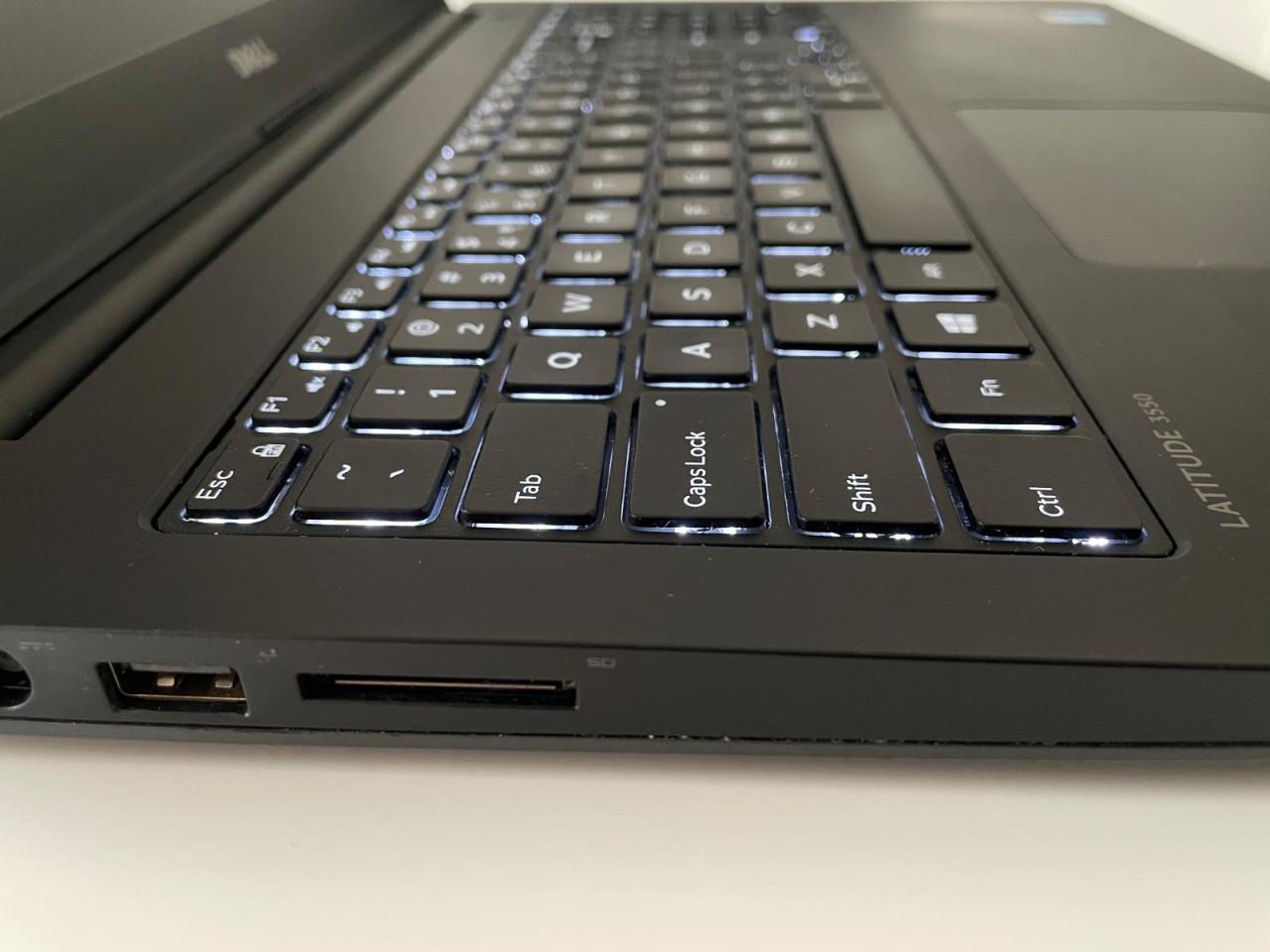 Dell 15 inch - Windows 11 SSD verlicht toetsenbord Sim Office pakket Muis