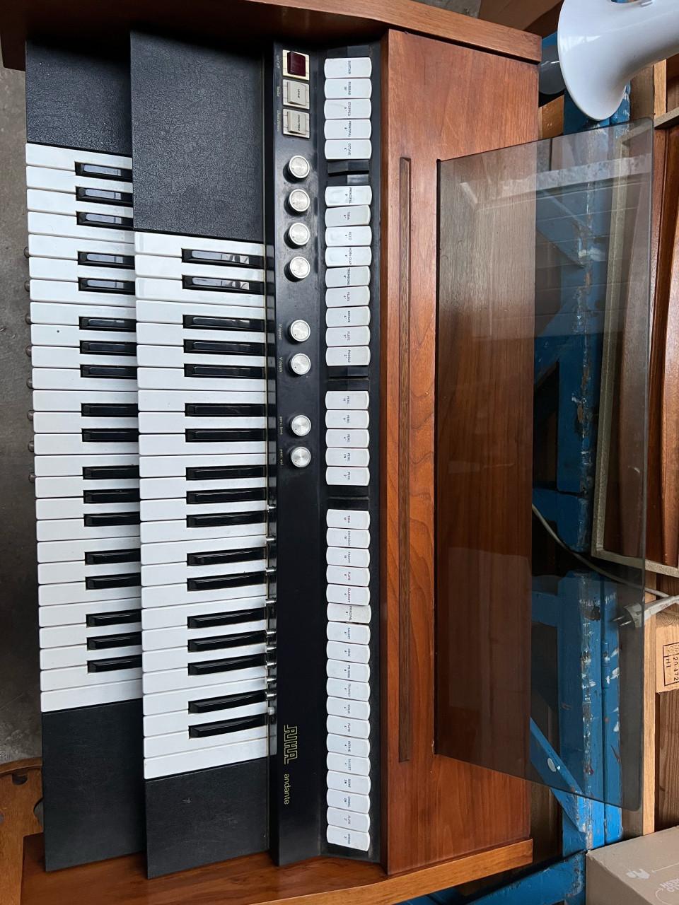 Gratis af te halen leuk orgel met bijbehorende kruk