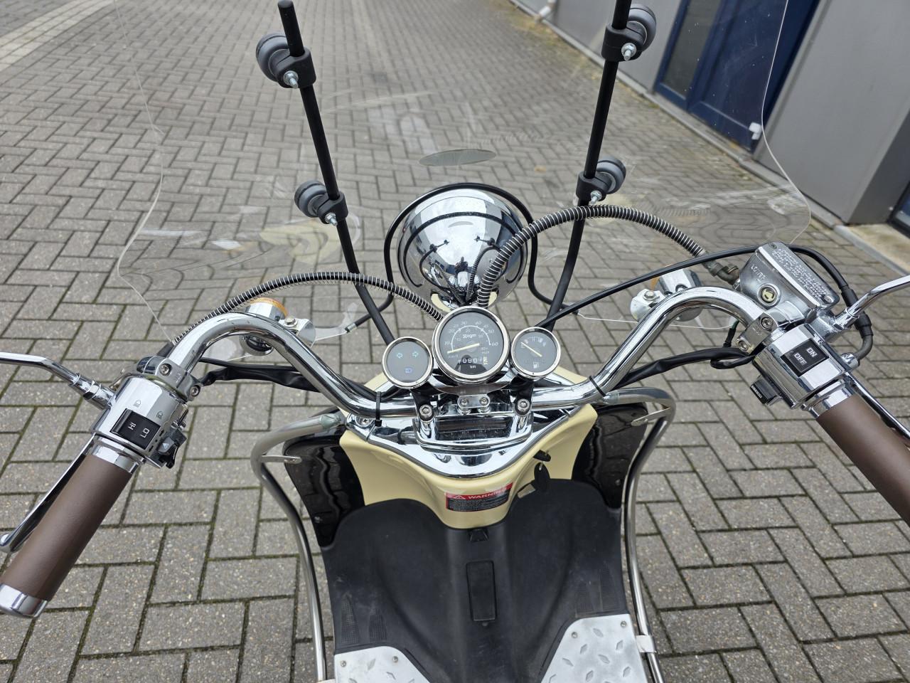 MC Meerman  Classics bied aan zeer mooie AGM Grande retro scooter