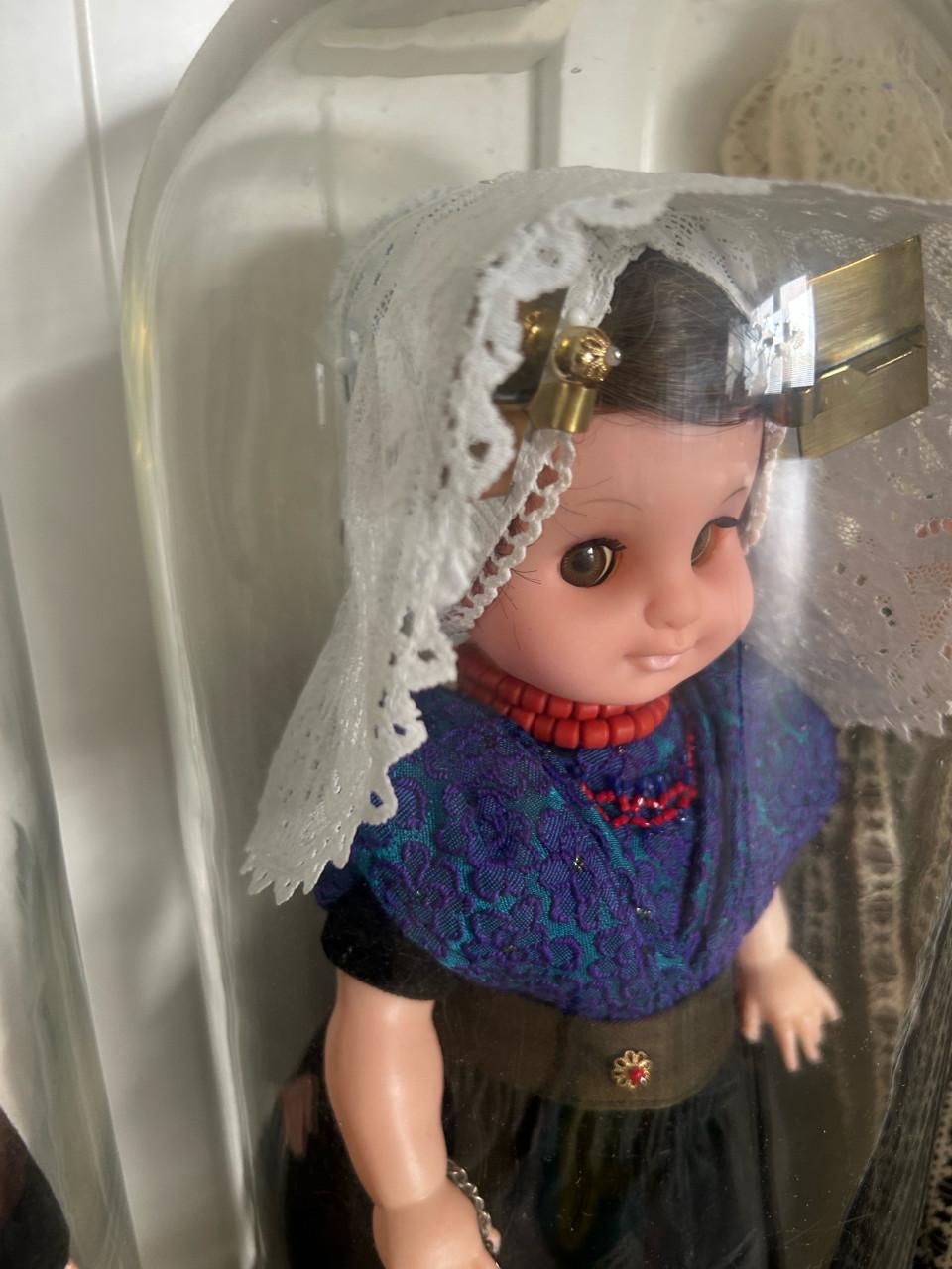 Bevelandse klederdracht poppen in stolp